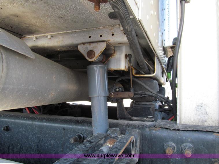 image for item A8207 2005 Freightliner FLD120SD semi truck