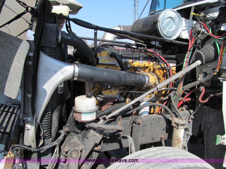 image for item A8207 2005 Freightliner FLD120SD semi truck