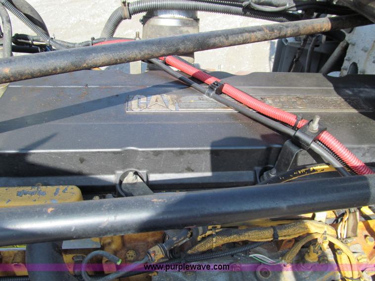 image for item A8207 2005 Freightliner FLD120SD semi truck