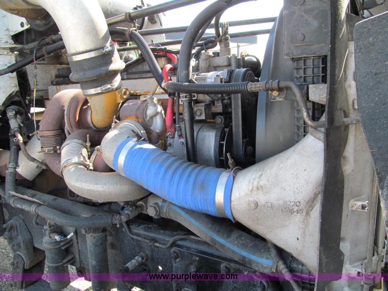 image for item A8207 2005 Freightliner FLD120SD semi truck