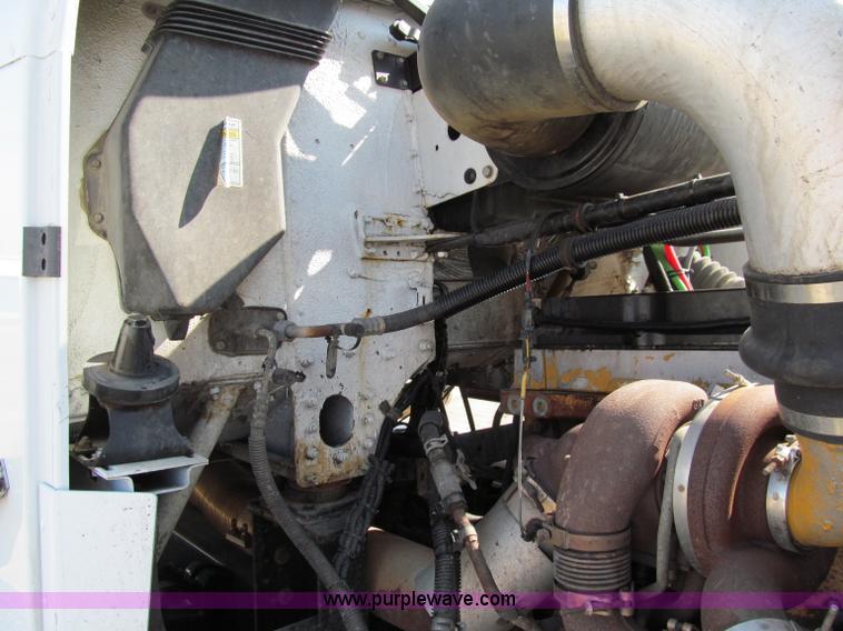 image for item A8207 2005 Freightliner FLD120SD semi truck