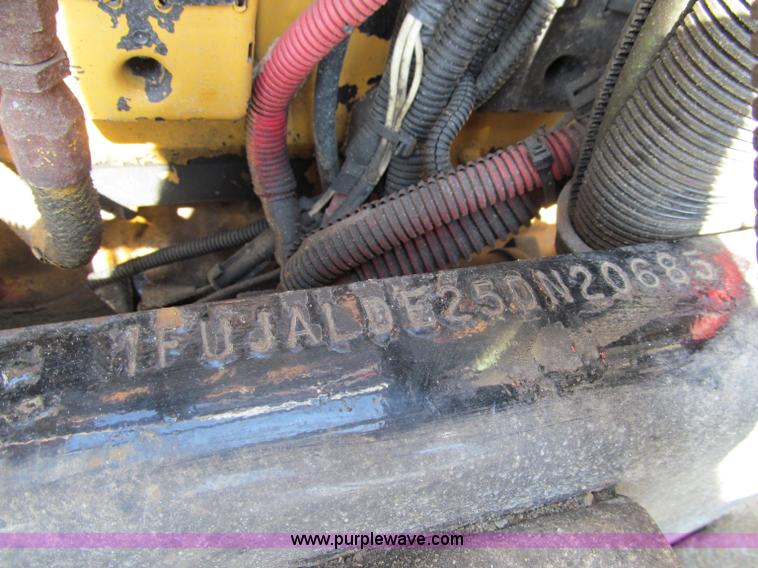 image for item A8207 2005 Freightliner FLD120SD semi truck