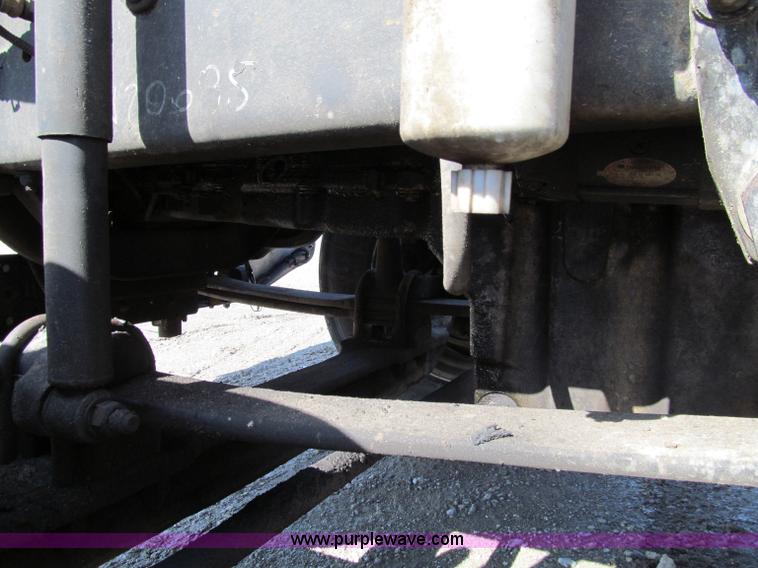 image for item A8207 2005 Freightliner FLD120SD semi truck