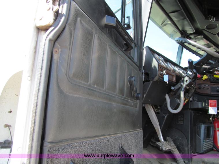 image for item A8207 2005 Freightliner FLD120SD semi truck