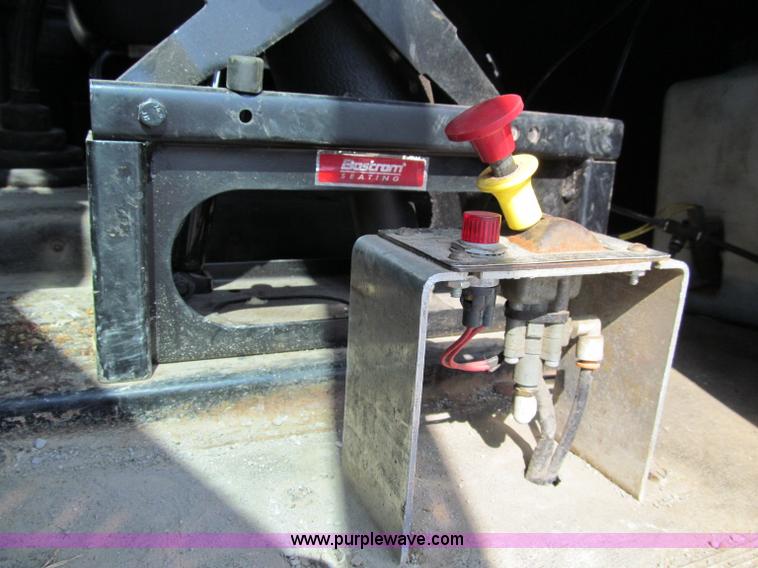 image for item A8207 2005 Freightliner FLD120SD semi truck