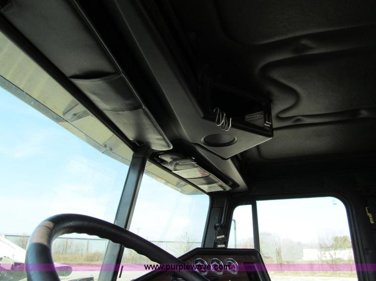 image for item A8207 2005 Freightliner FLD120SD semi truck