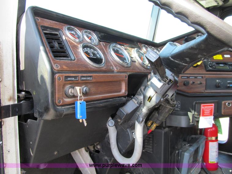 image for item A8207 2005 Freightliner FLD120SD semi truck