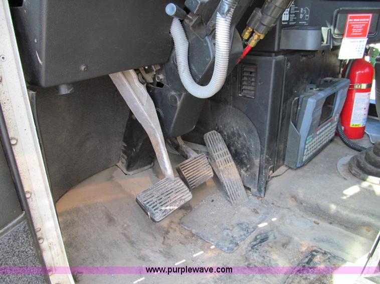 image for item A8207 2005 Freightliner FLD120SD semi truck