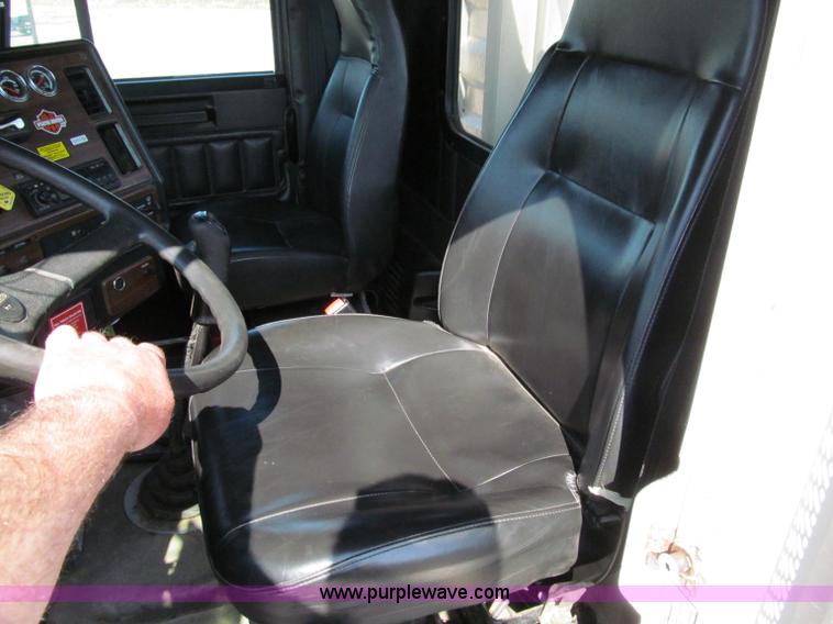 image for item A8207 2005 Freightliner FLD120SD semi truck