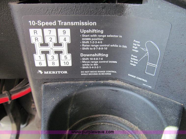 image for item A8207 2005 Freightliner FLD120SD semi truck