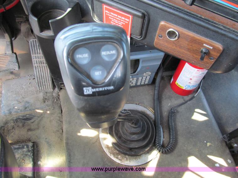 image for item A8207 2005 Freightliner FLD120SD semi truck