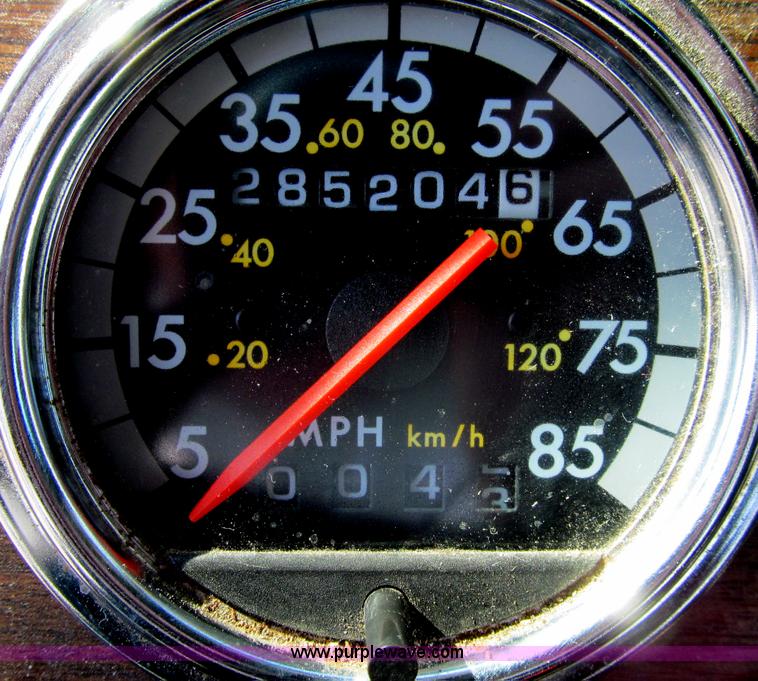 image for item A8207 2005 Freightliner FLD120SD semi truck