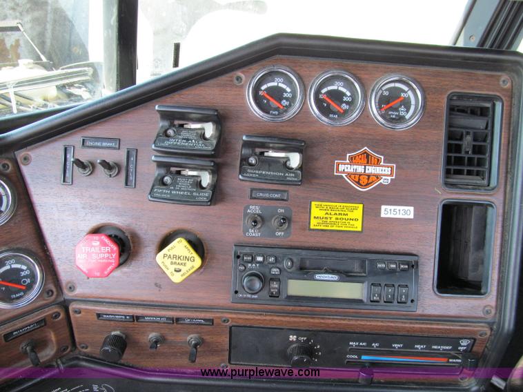 image for item A8207 2005 Freightliner FLD120SD semi truck