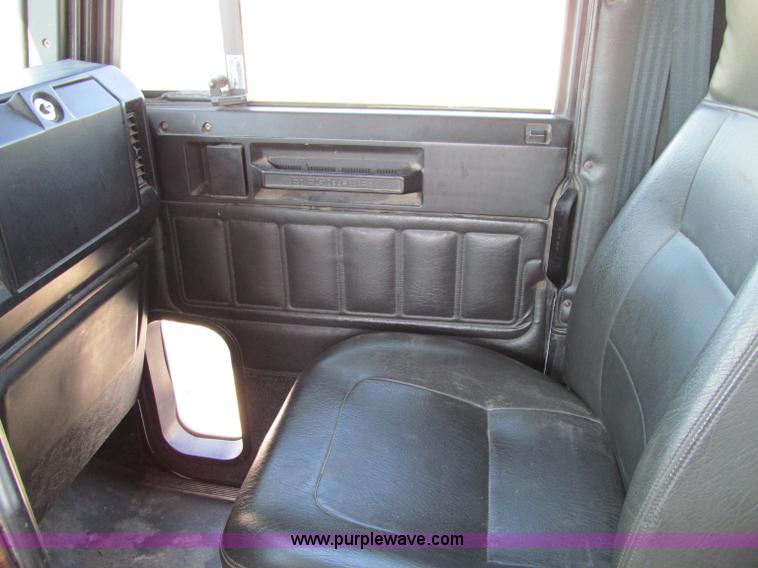 image for item A8207 2005 Freightliner FLD120SD semi truck