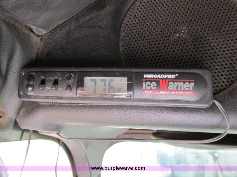 image for item A8207 2005 Freightliner FLD120SD semi truck