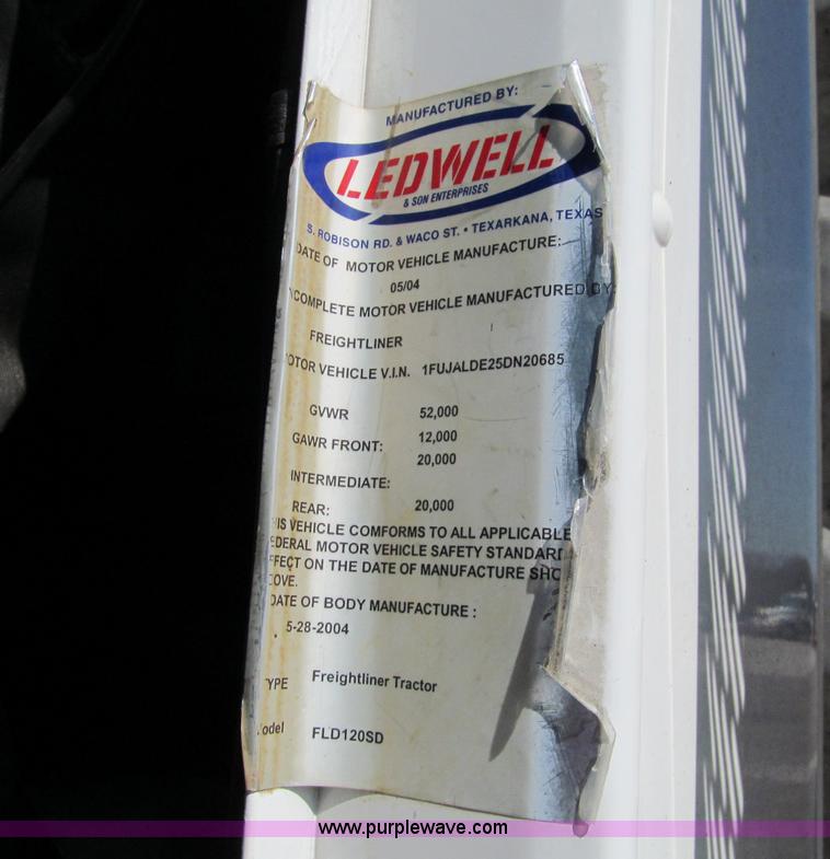 image for item A8207 2005 Freightliner FLD120SD semi truck