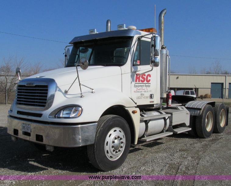 image for item A8208 2006 Freightliner Columbia CL120 semi truck