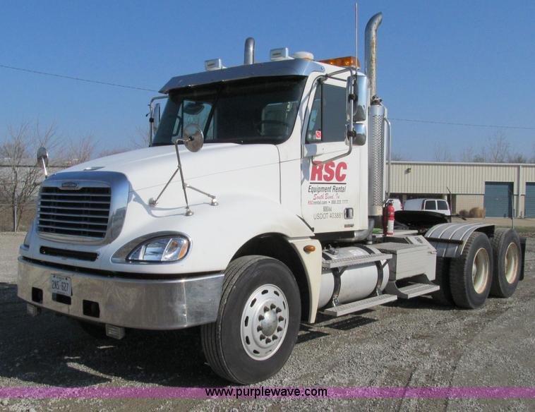 image for item A8208 2006 Freightliner Columbia CL120 semi truck