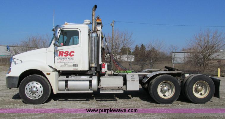 image for item A8208 2006 Freightliner Columbia CL120 semi truck