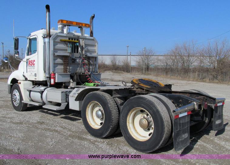 image for item A8208 2006 Freightliner Columbia CL120 semi truck