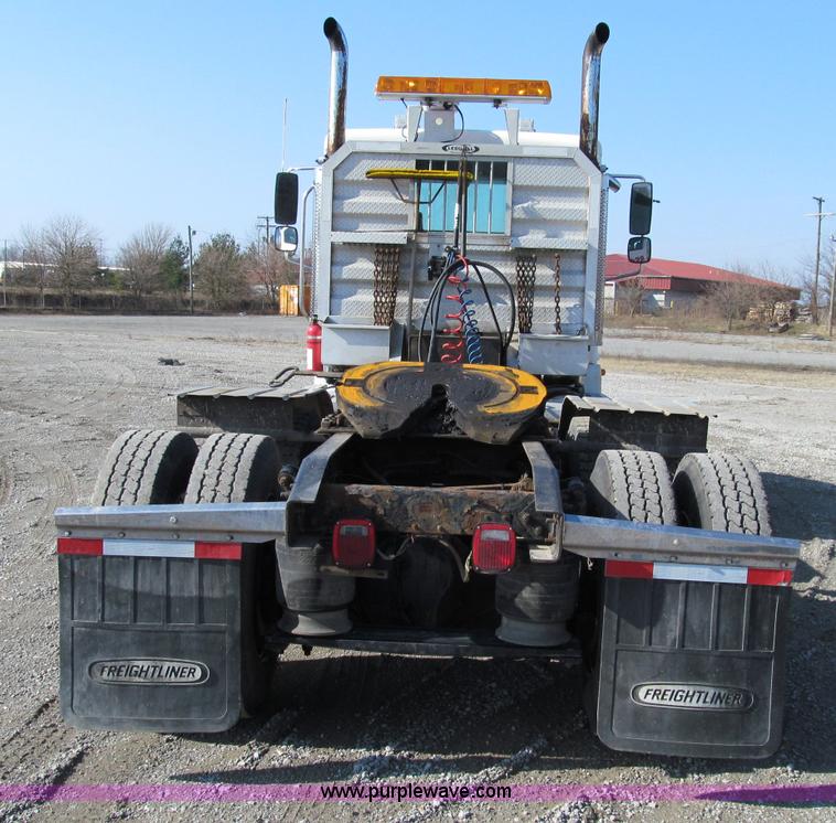 image for item A8208 2006 Freightliner Columbia CL120 semi truck