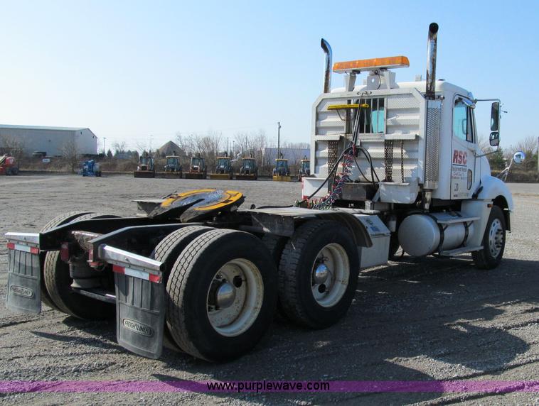 image for item A8208 2006 Freightliner Columbia CL120 semi truck