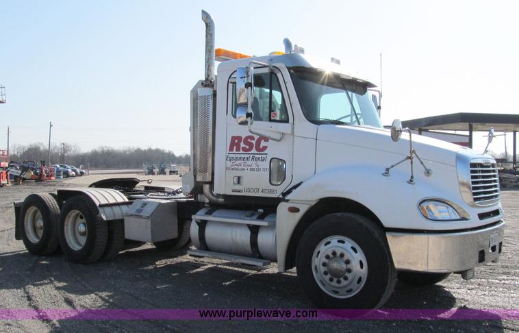 image for item A8208 2006 Freightliner Columbia CL120 semi truck