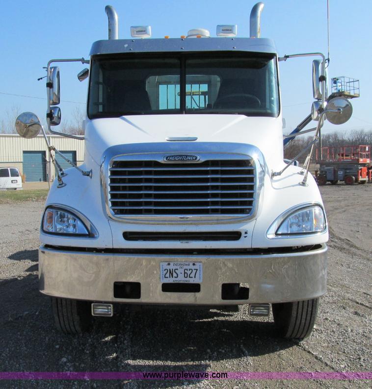 image for item A8208 2006 Freightliner Columbia CL120 semi truck