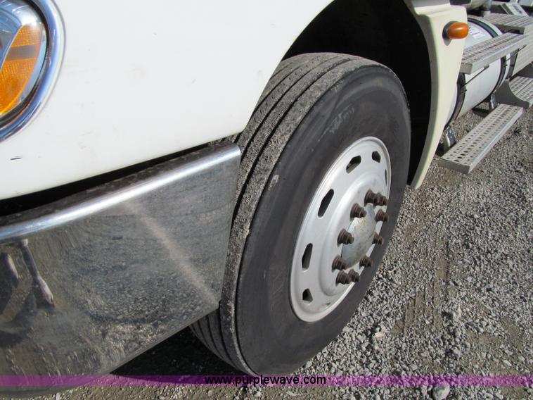 image for item A8208 2006 Freightliner Columbia CL120 semi truck