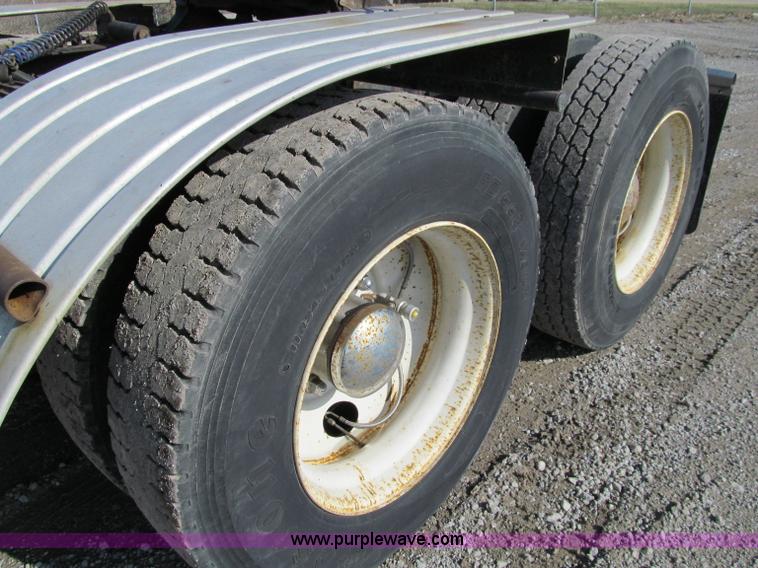 image for item A8208 2006 Freightliner Columbia CL120 semi truck