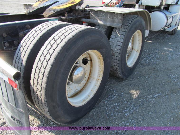 image for item A8208 2006 Freightliner Columbia CL120 semi truck