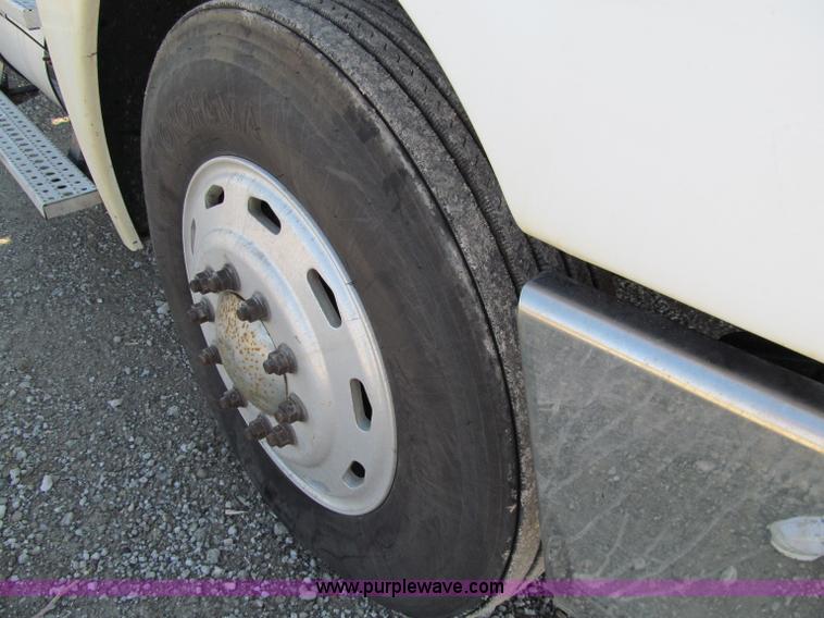 image for item A8208 2006 Freightliner Columbia CL120 semi truck