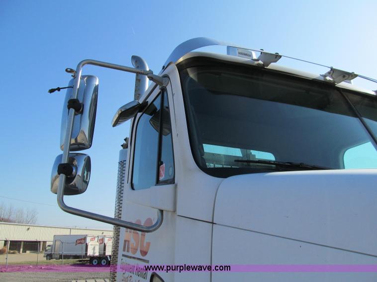 image for item A8208 2006 Freightliner Columbia CL120 semi truck