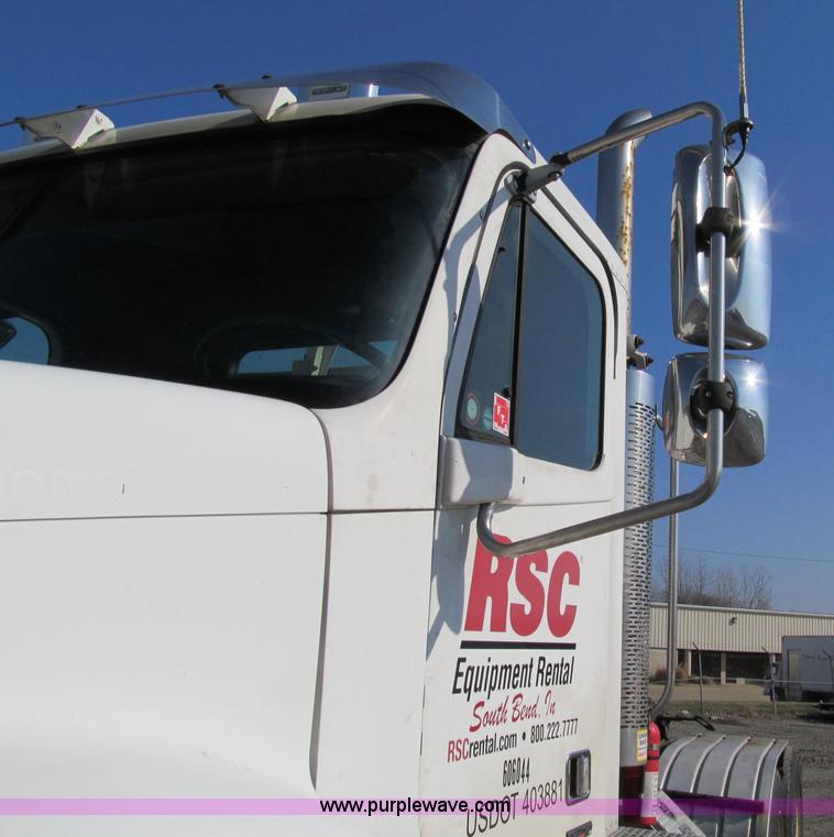 image for item A8208 2006 Freightliner Columbia CL120 semi truck