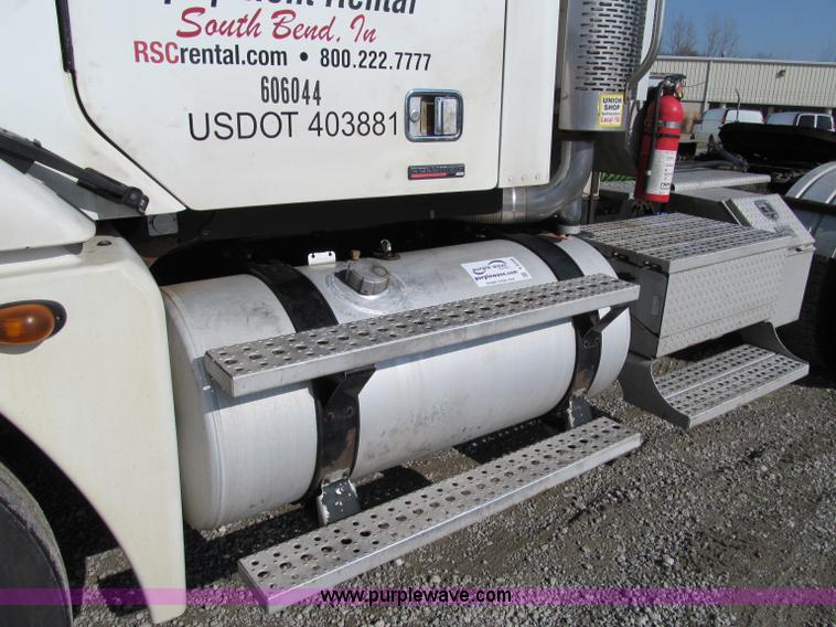 image for item A8208 2006 Freightliner Columbia CL120 semi truck