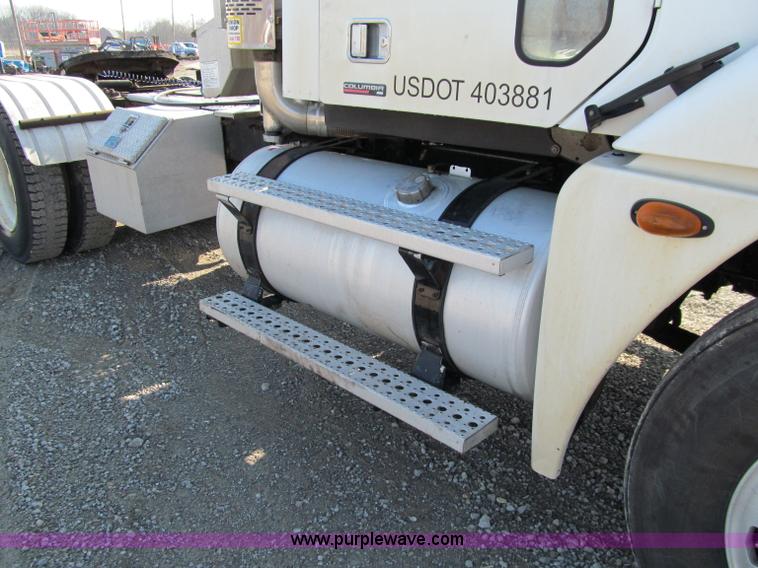 image for item A8208 2006 Freightliner Columbia CL120 semi truck