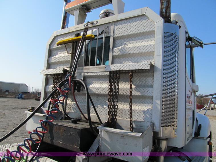 image for item A8208 2006 Freightliner Columbia CL120 semi truck