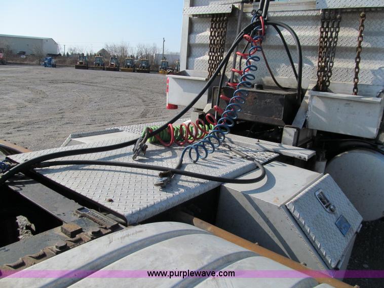 image for item A8208 2006 Freightliner Columbia CL120 semi truck