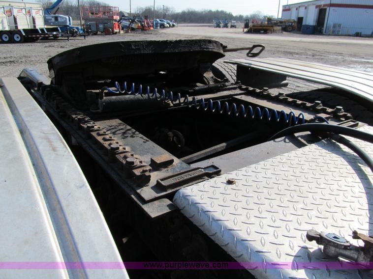 image for item A8208 2006 Freightliner Columbia CL120 semi truck