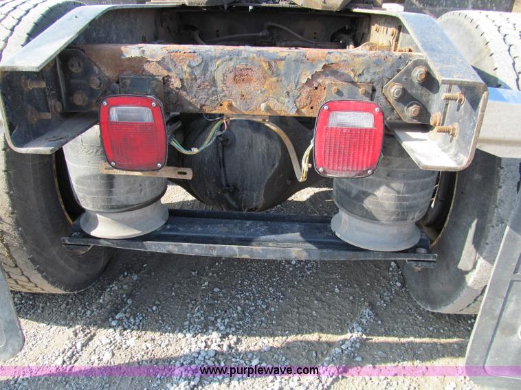 image for item A8208 2006 Freightliner Columbia CL120 semi truck