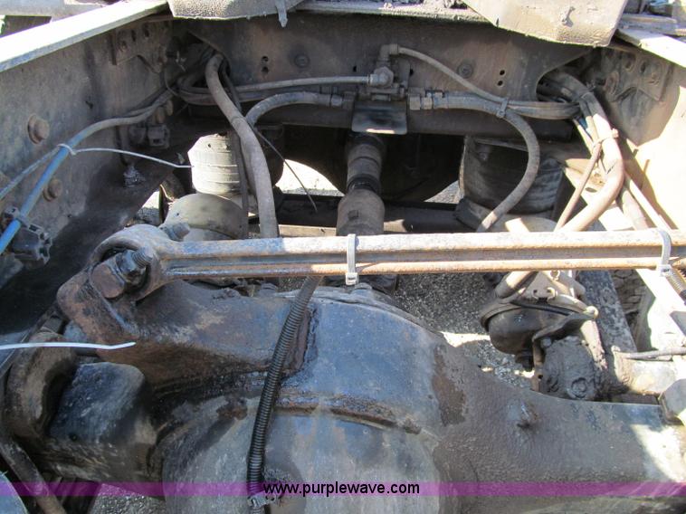 image for item A8208 2006 Freightliner Columbia CL120 semi truck