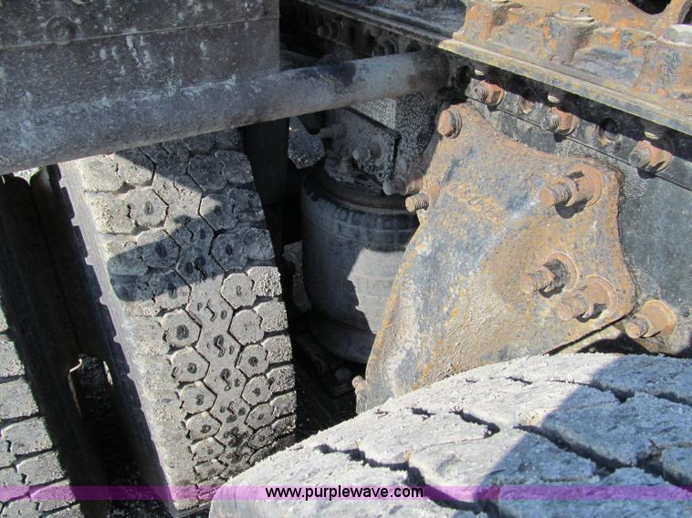 image for item A8208 2006 Freightliner Columbia CL120 semi truck