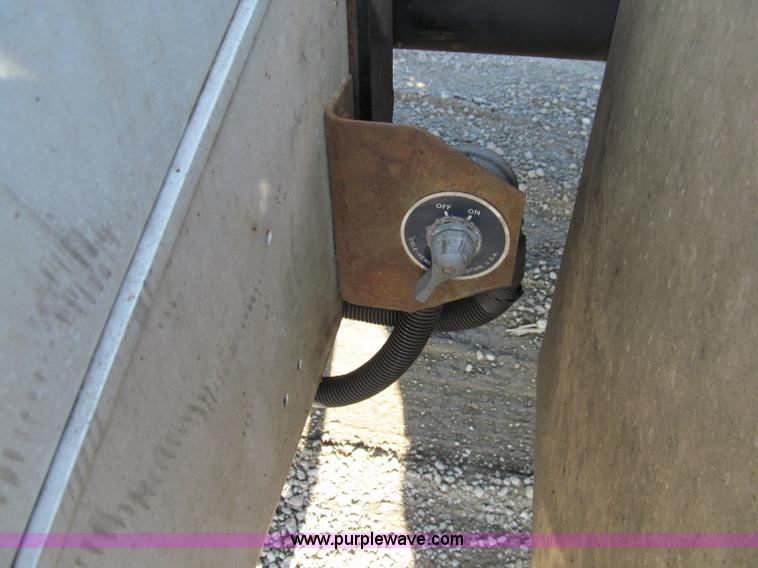 image for item A8208 2006 Freightliner Columbia CL120 semi truck