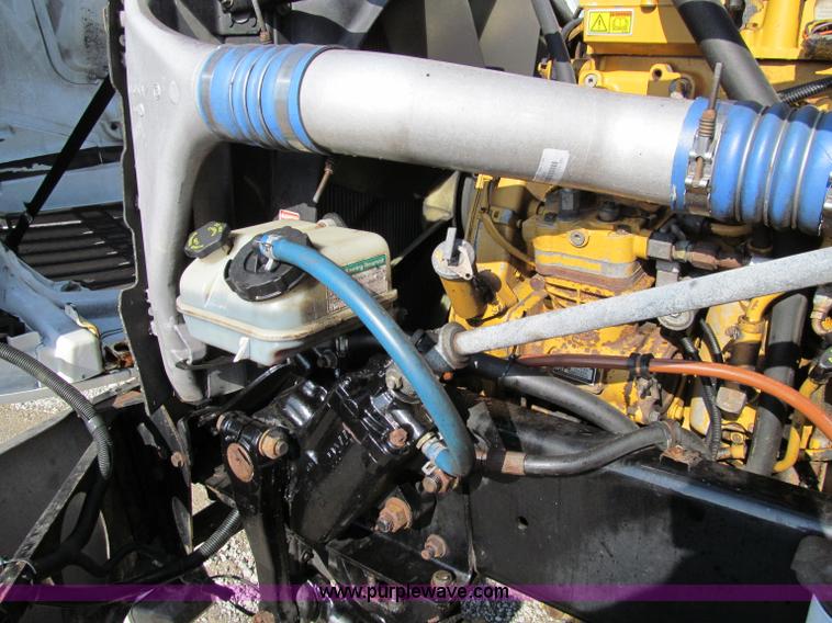 image for item A8208 2006 Freightliner Columbia CL120 semi truck