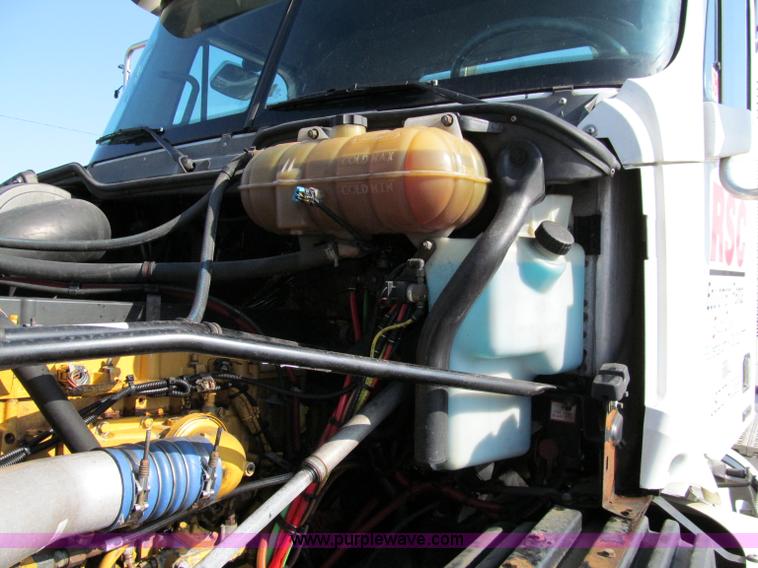 image for item A8208 2006 Freightliner Columbia CL120 semi truck