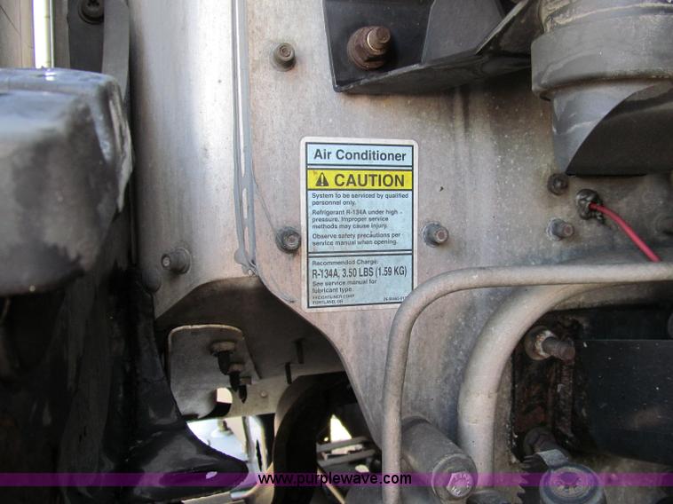 image for item A8208 2006 Freightliner Columbia CL120 semi truck