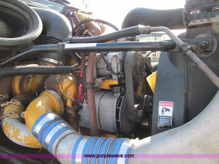 image for item A8208 2006 Freightliner Columbia CL120 semi truck