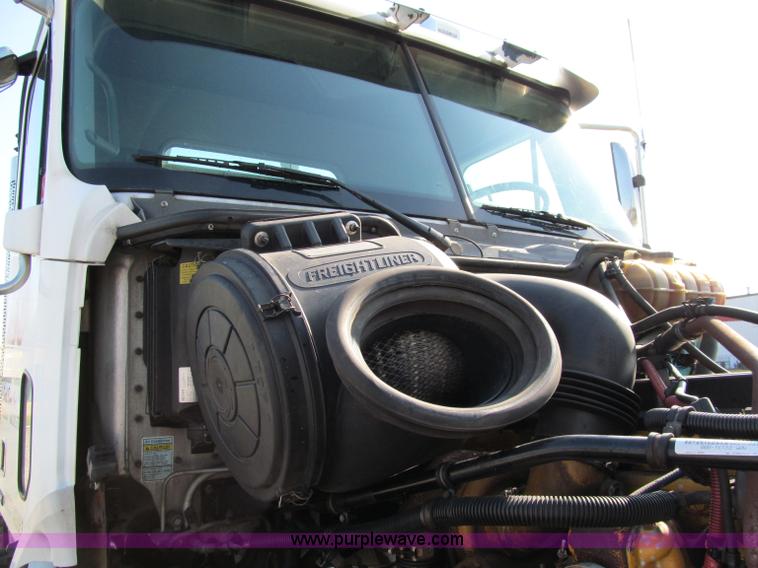 image for item A8208 2006 Freightliner Columbia CL120 semi truck