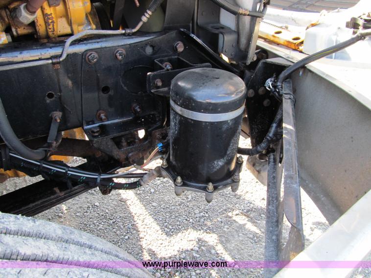 image for item A8208 2006 Freightliner Columbia CL120 semi truck