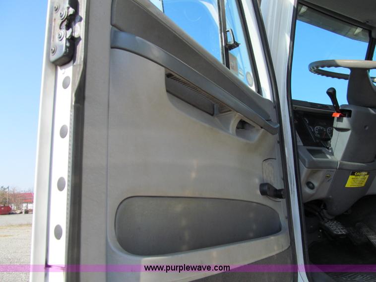 image for item A8208 2006 Freightliner Columbia CL120 semi truck